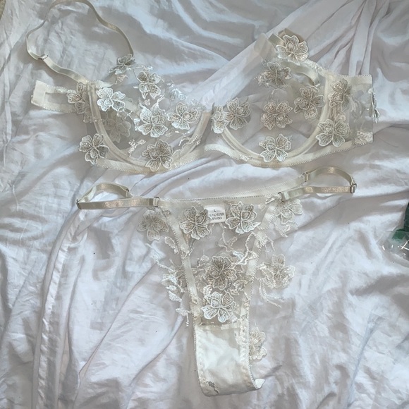 White floral lingerie set - Picture 2 of 6